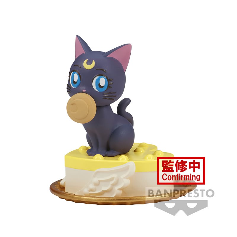 Vue 3/4 avant en plan d'ensemble de la figurine de Luna de Sailor Moon assise.