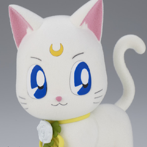 Vue 3/4 avant en plan moyen de la figurine d'Artemis de Sailor Moon regardant devant.
