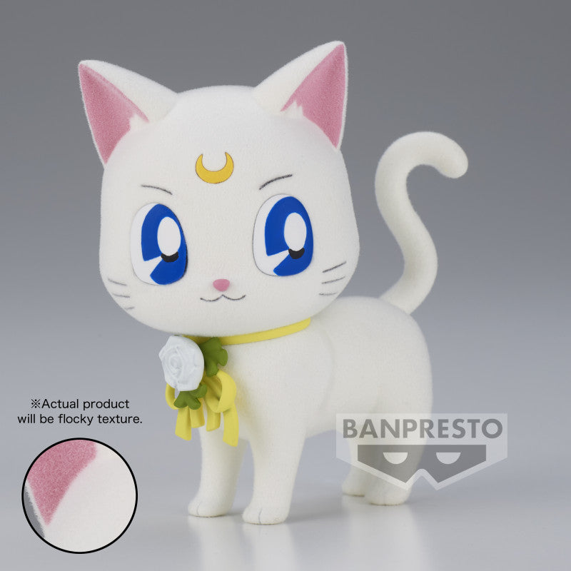 Vue 3/4 avant en plan d'ensemble de la figurine d'Artemis de Sailor Moon se tenant debout sur ses quatre pattes.