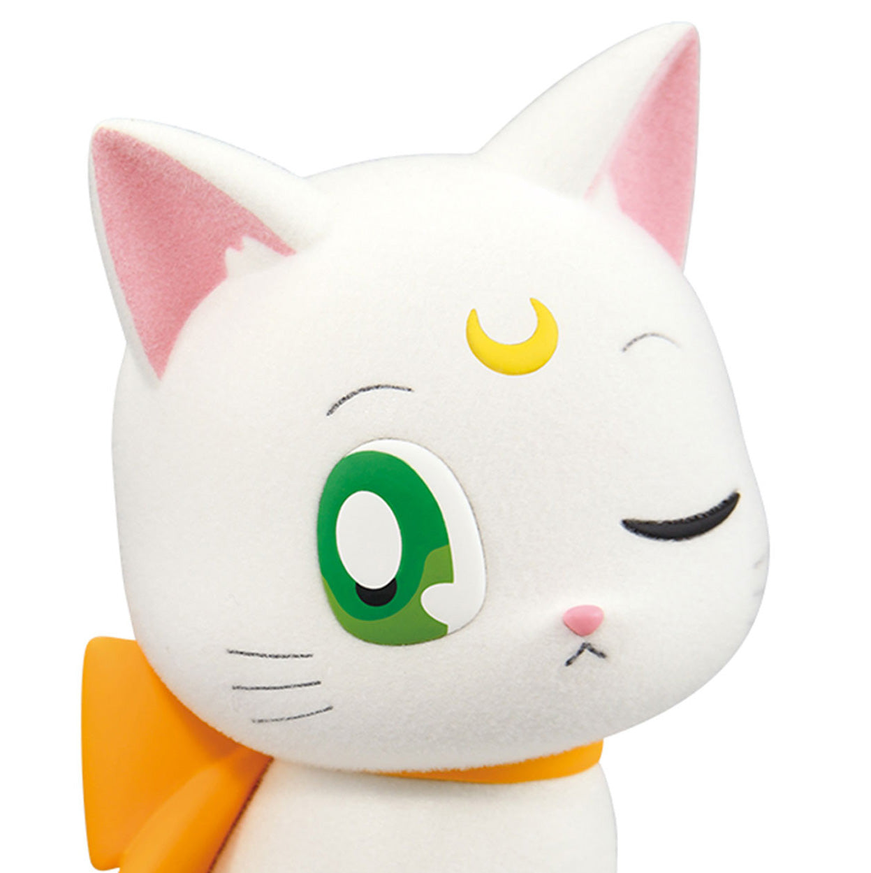Vue 3/4 avant en plan serré de la figurine d'Artemis de Sailor Moon faisant un clin d'œil.