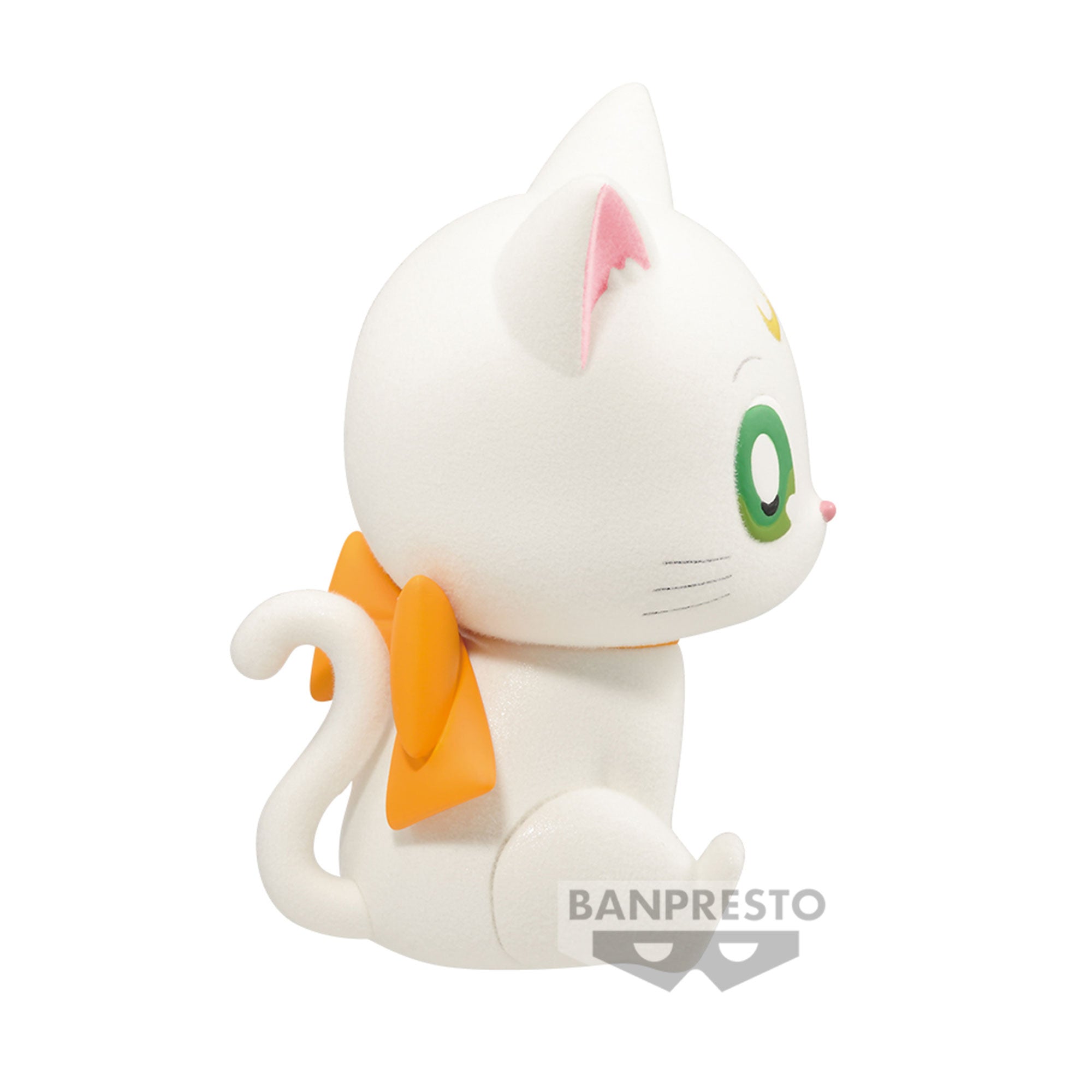 Vue latérale en plan d'ensemble de la figurine d'Artemis de Sailor Moon assis de profil.
