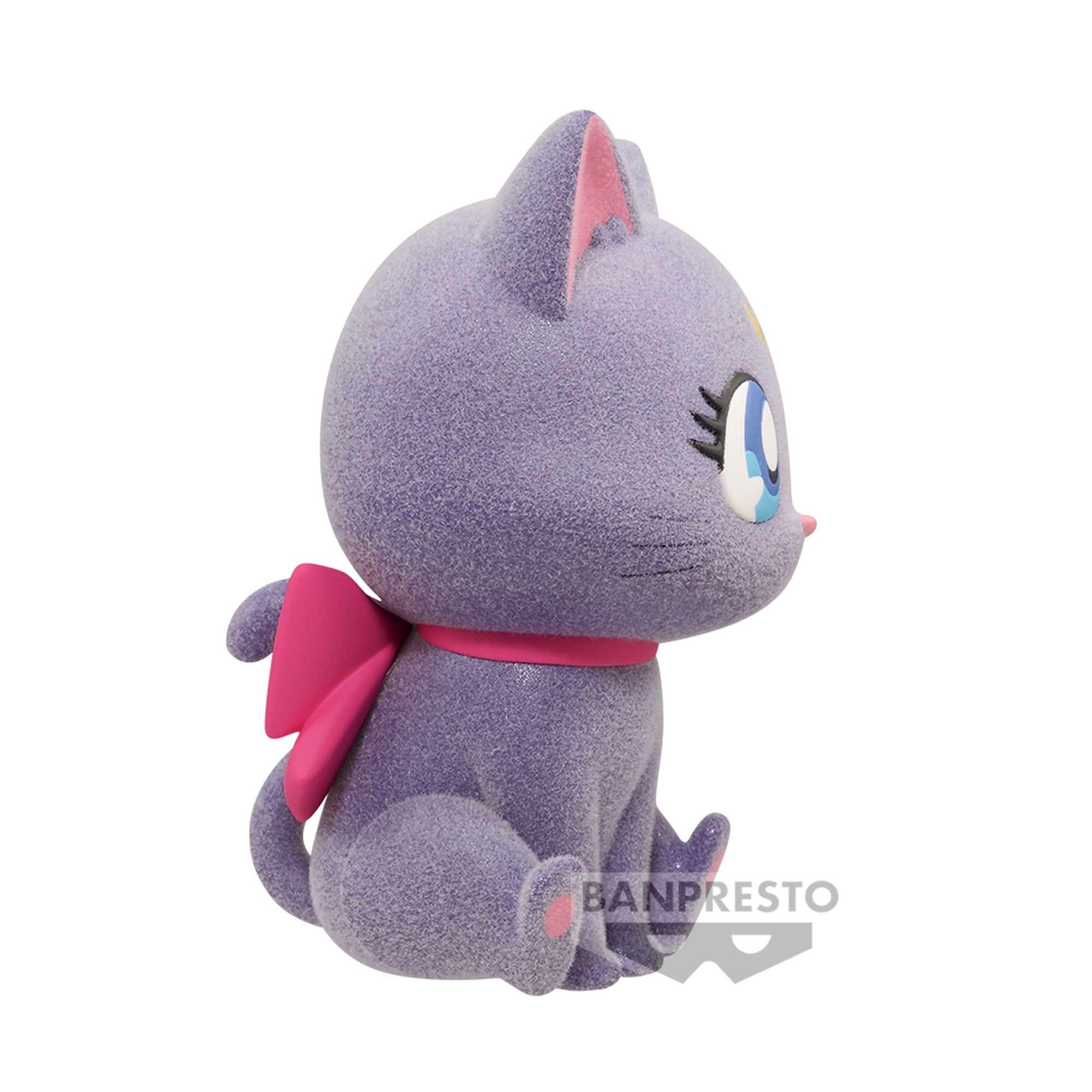 Vue latérale en plan d'ensemble de la figurine de Luna de Sailor Moon assise de côté.