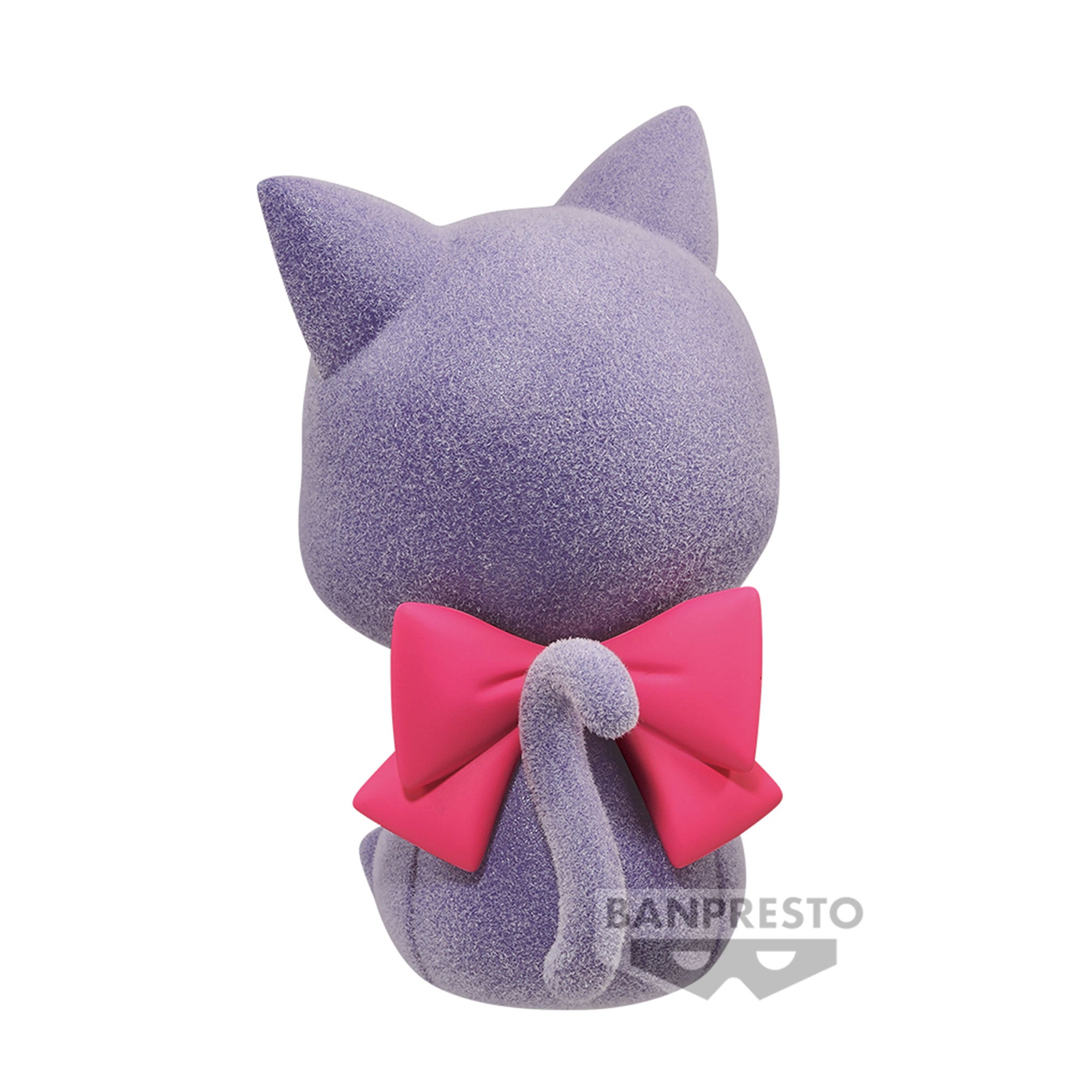 Vue arrière en plan d'ensemble de la figurine de Luna de Sailor Moon assise.