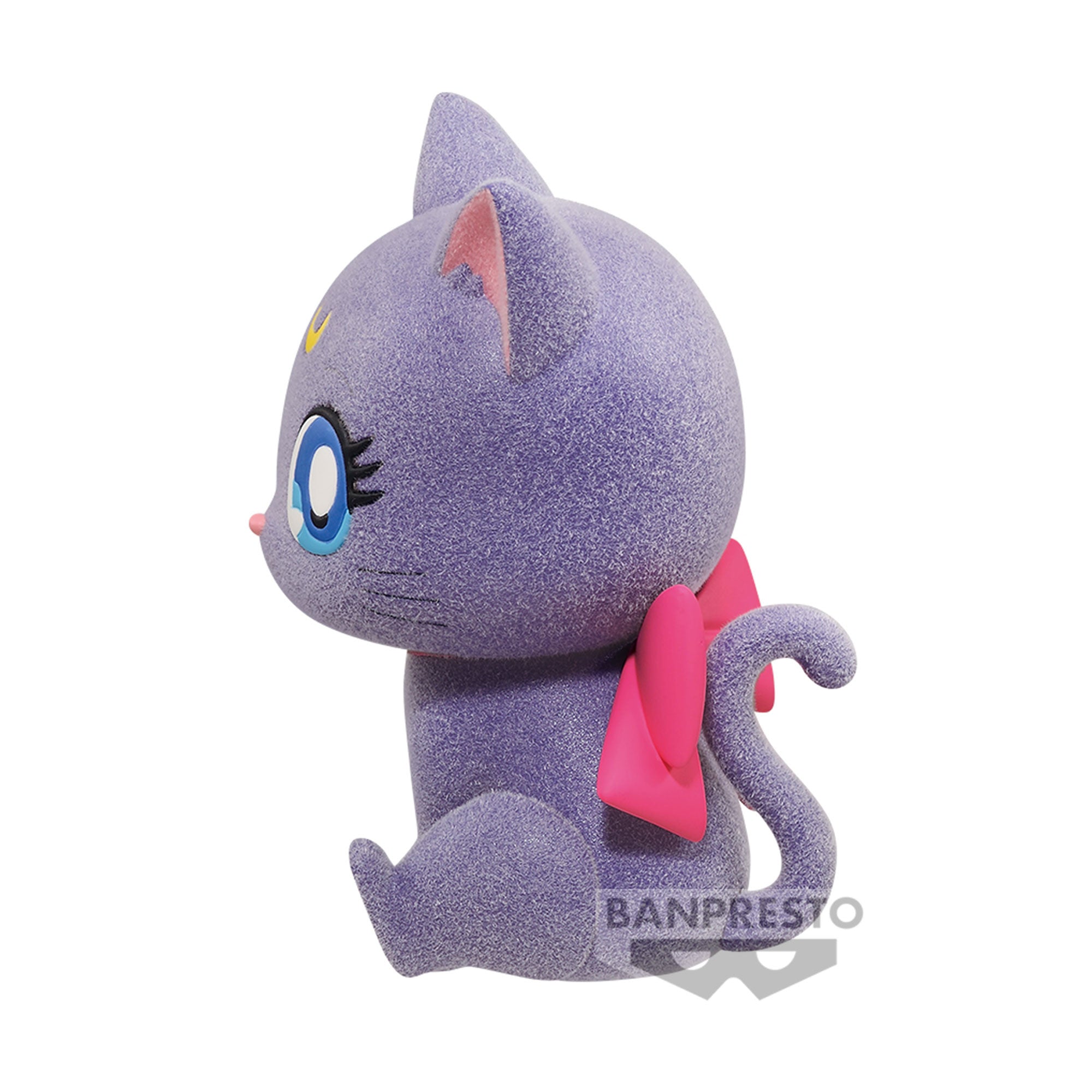 Vue latérale en plan d'ensemble de la figurine de Luna de Sailor Moon assise avec la queue enroulée.