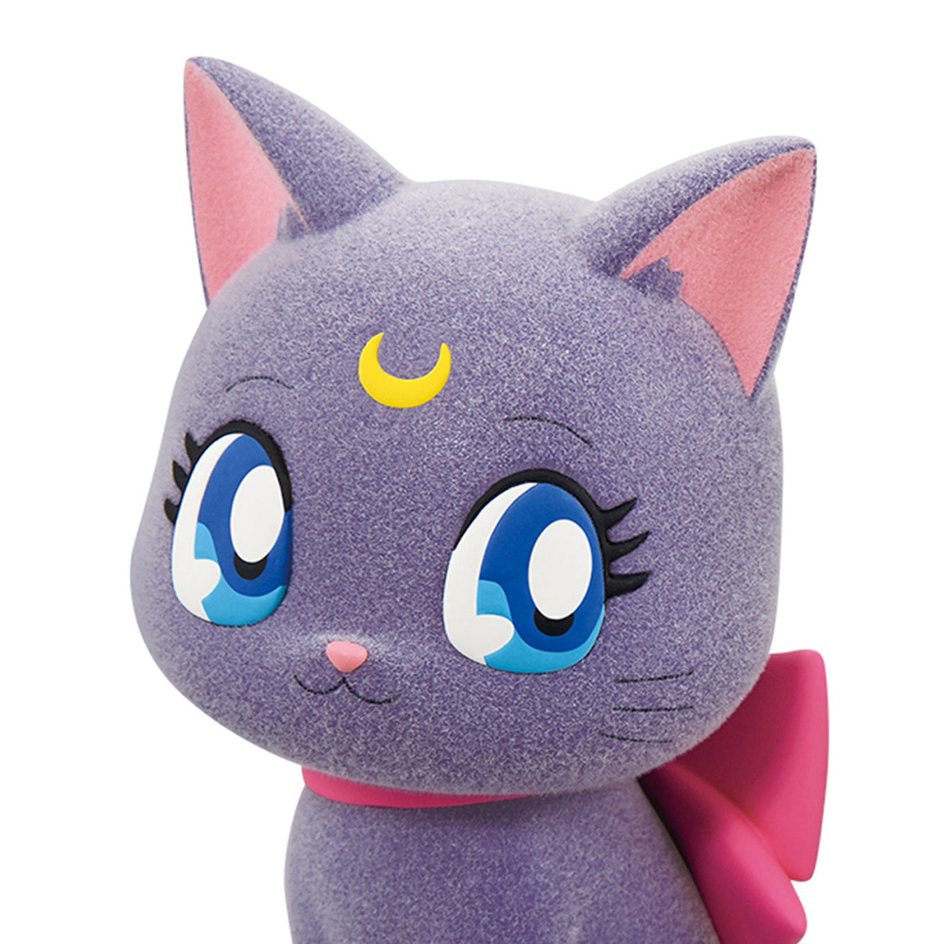 Vue de face en gros plan de la figurine de Luna de Sailor Moon.