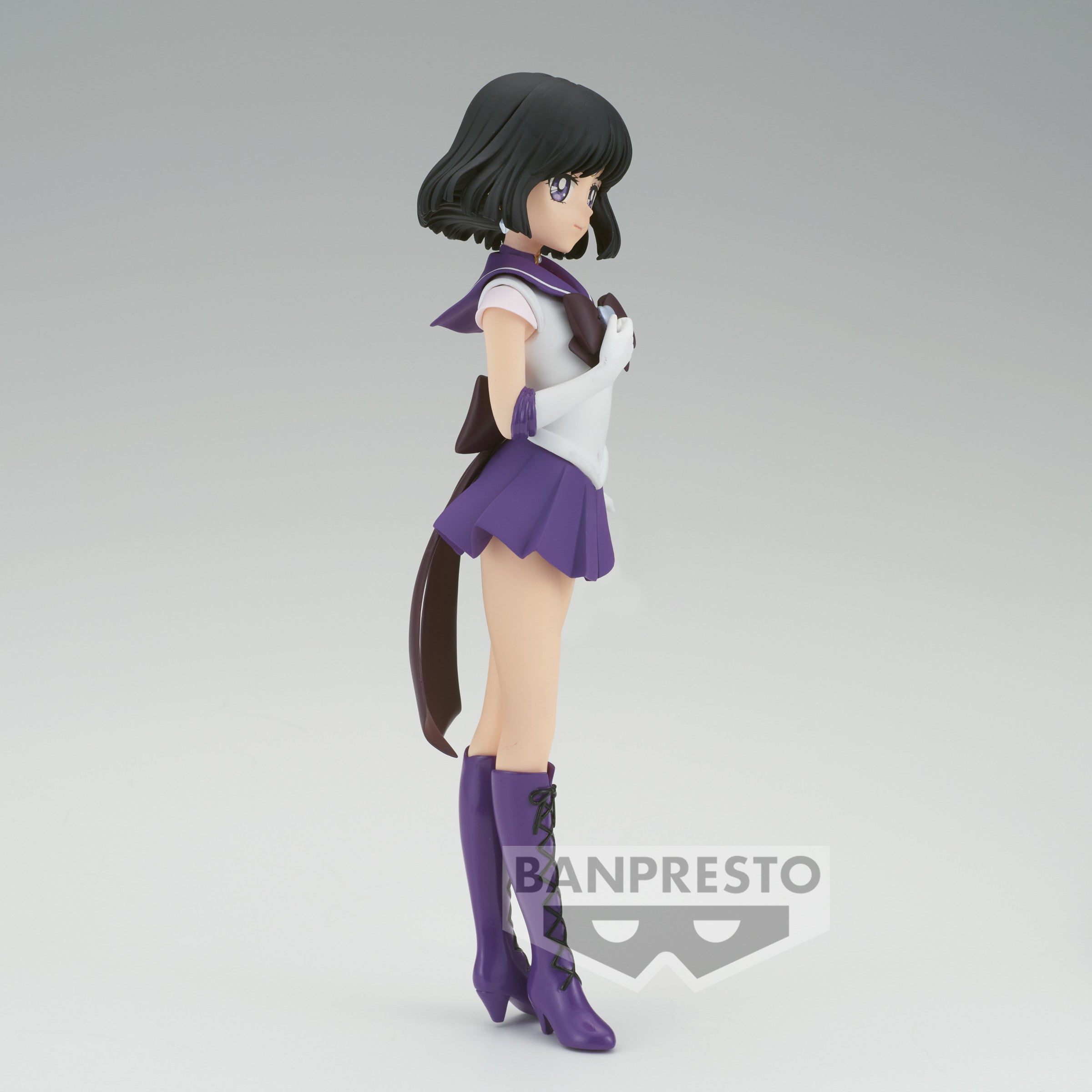 Vue latérale en plan d'ensemble de la figurine Glitter & Glamours de Super Sailor Saturn de Sailor Moon tenant un bâton.