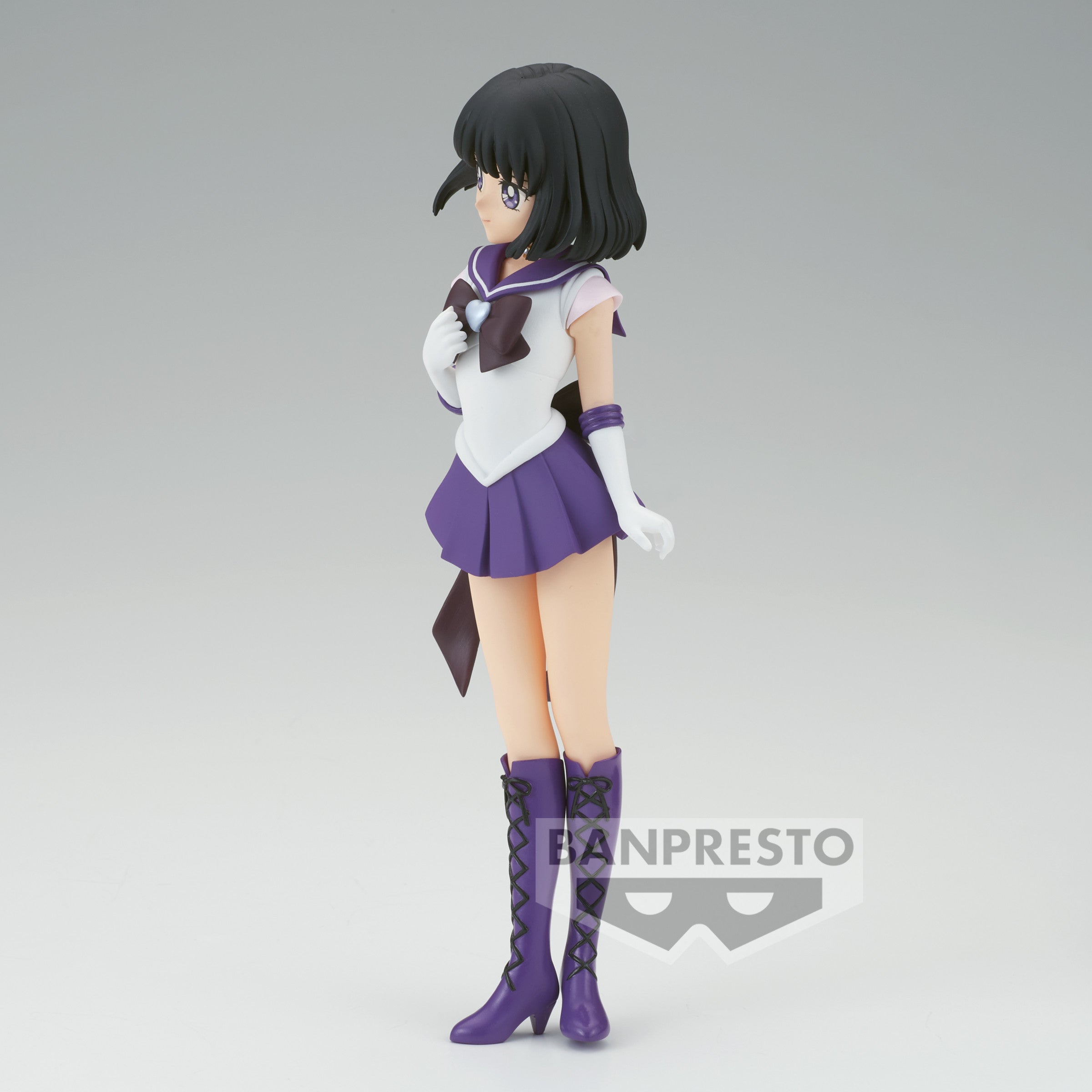 Vue de profil en plan d'ensemble de la figurine Glitter & Glamours de Super Sailor Saturn de Sailor Moon se tenant debout.