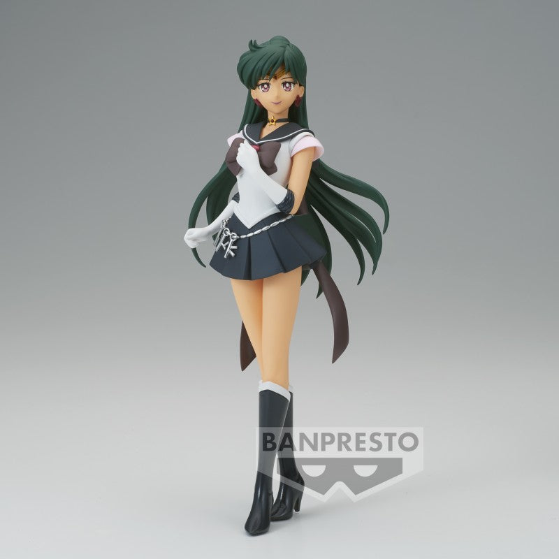 Vue 3/4 avant en plan d'ensemble de la figurine de Super Sailor Pluto de Sailor Moon se tenant debout avec la main sur le cœur.