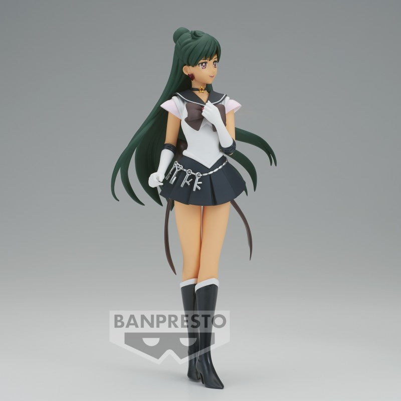 Vue 3/4 avant en plan d'ensemble de la Glitter & Glamours Figurine de Super Sailor Pluto de Pretty Guardian Sailor Moon Eternal: The Movie se tenant debout.