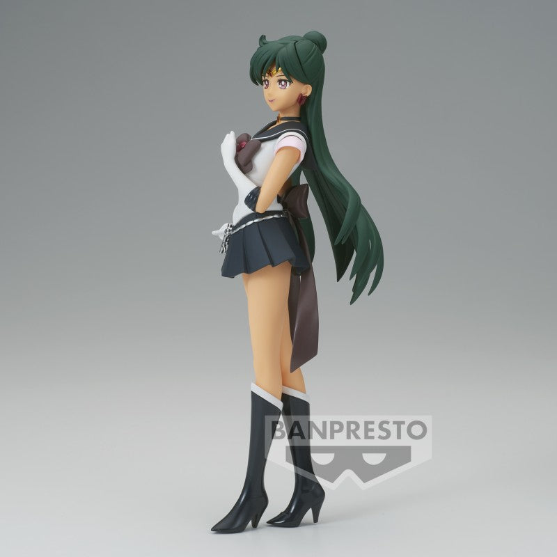 Vue latérale en plan d'ensemble de la figurine Glitter & Glamours de Super Sailor Pluto de Pretty Guardian Sailor Moon Eternal The Movie se tenant bras croisés.
