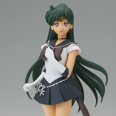 Vue 3/4 avant en plan d'ensemble de la figurine de Super Sailor Pluto de Sailor Moon se tenant debout avec la main droite sur la poitrine.