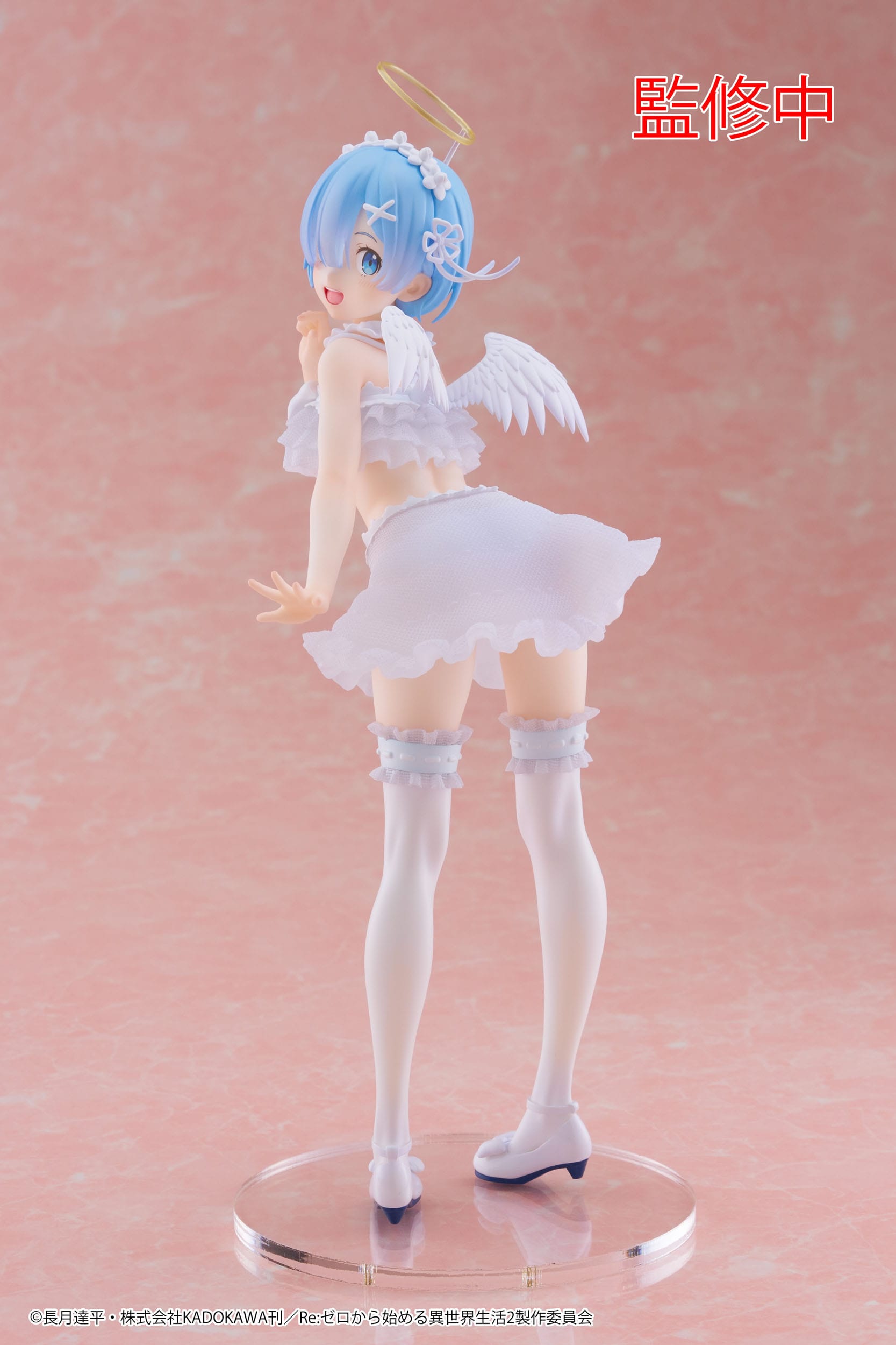Vue 3/4 arrière en plan d'ensemble de la figurine de Rem de Re:Zero - Starting Life in Another World se tournant vers l'arrière.