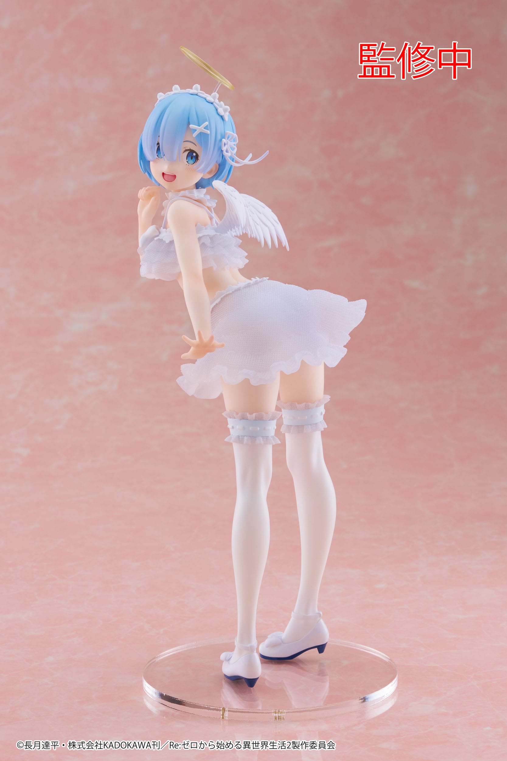Vue 3/4 avant en plan d'ensemble de la figurine Pretty Angel Ver de Rem de Re:Zero - Starting Life in Another World avec les bras levés.