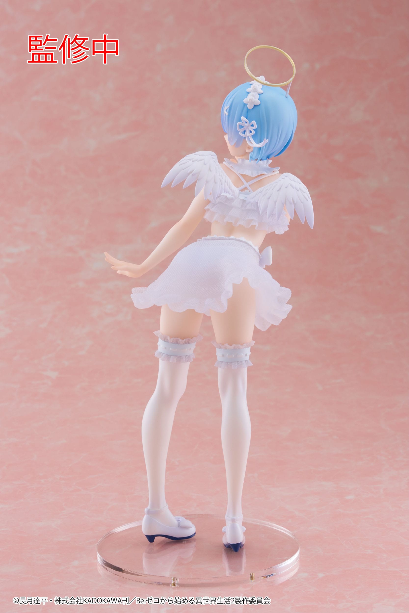 Vue arrière en profil gauche en plan d'ensemble de la figurine Pretty Angel de Rem de Re:Zero - Starting Life in Another World se tenant avec les bras étendus en arrière.