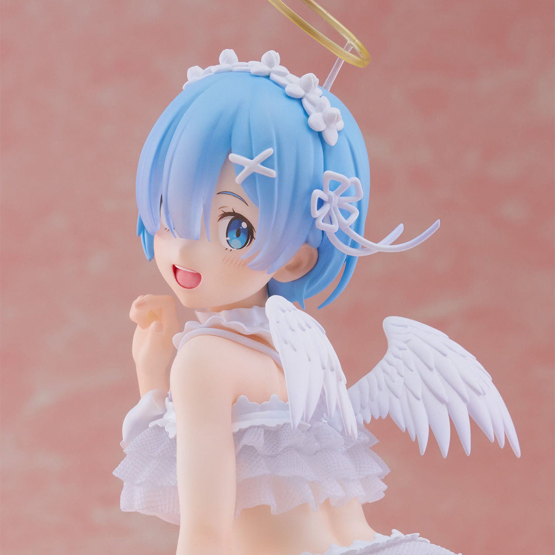 Vue 3/4 avant en plan serré de la figurine de Rem de Re:Zero - Starting Life in Another World en version Pretty Angel avec une expression enjouée.