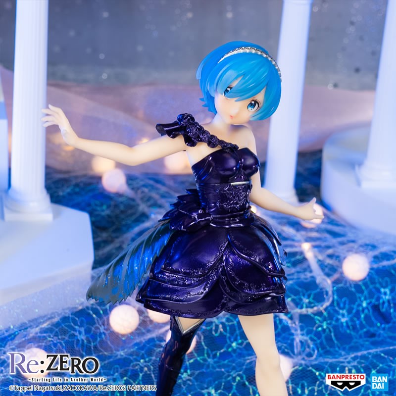 Vue 3/4 avant en plan d'ensemble de la figurine de Rem de Re:Zero - Starting Life in Another World se tenant avec élégance.