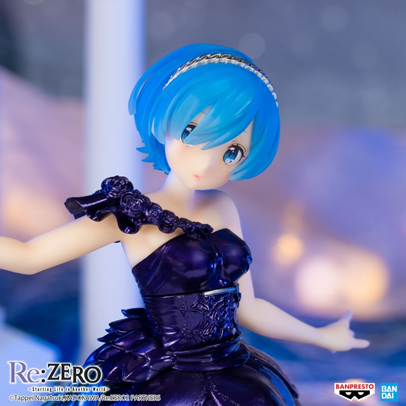 Vue 3/4 avant en plan moyen de la figurine de Rem de Re:ZERO -Starting Life in Another World- les bras ouverts.