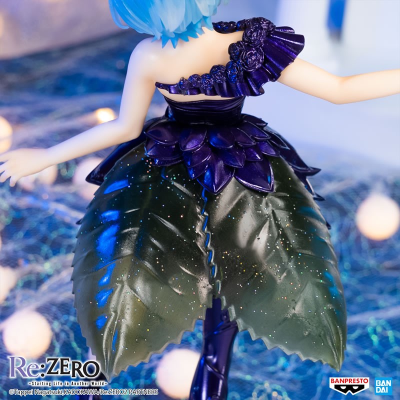 Vue 3/4 arrière en plan moyen de la figurine de Rem de Re:ZERO -Starting Life in Another World- avec le bras légèrement tendu.