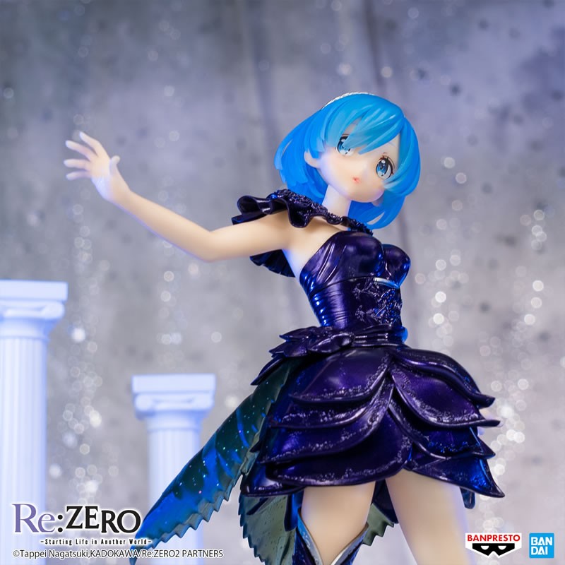 Vue 3/4 avant en plan moyen de la figurine Rem Dianacht Couture de Re:Zero - Starting Life in Another World dans une pose élégante.