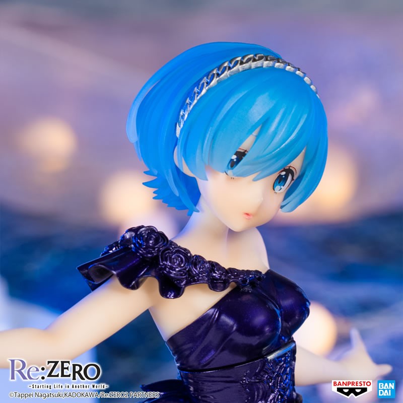 Gros plan de la figurine de Rem de Re:Zero - Starting Life in Another World, la tête légèrement inclinée.
