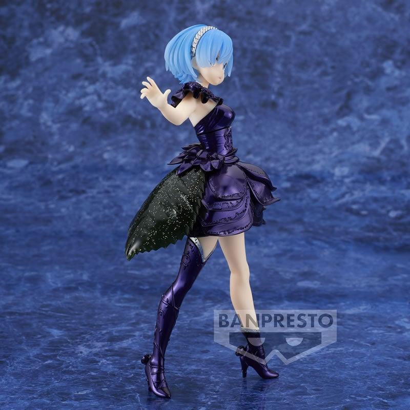Vue latérale en plan d'ensemble de la figurine Rem de Re:Zero - Starting Life in Another World se tenant debout avec un bras levé.