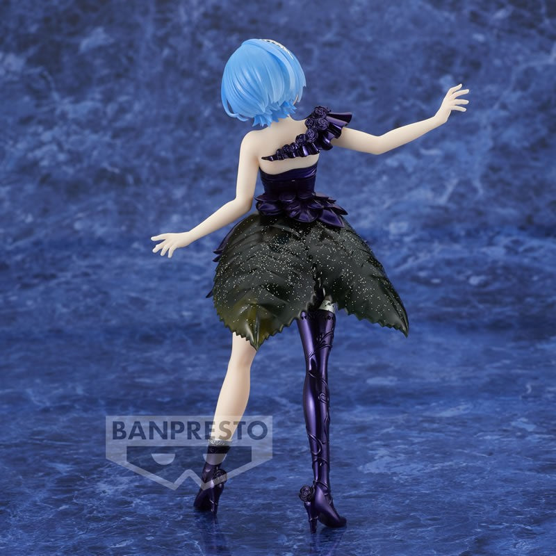 Vue 3/4 arrière en plan d'ensemble de la figurine de Rem de Re:Zero - Starting Life in Another World effectuant une pose avec les bras légèrement écartés.