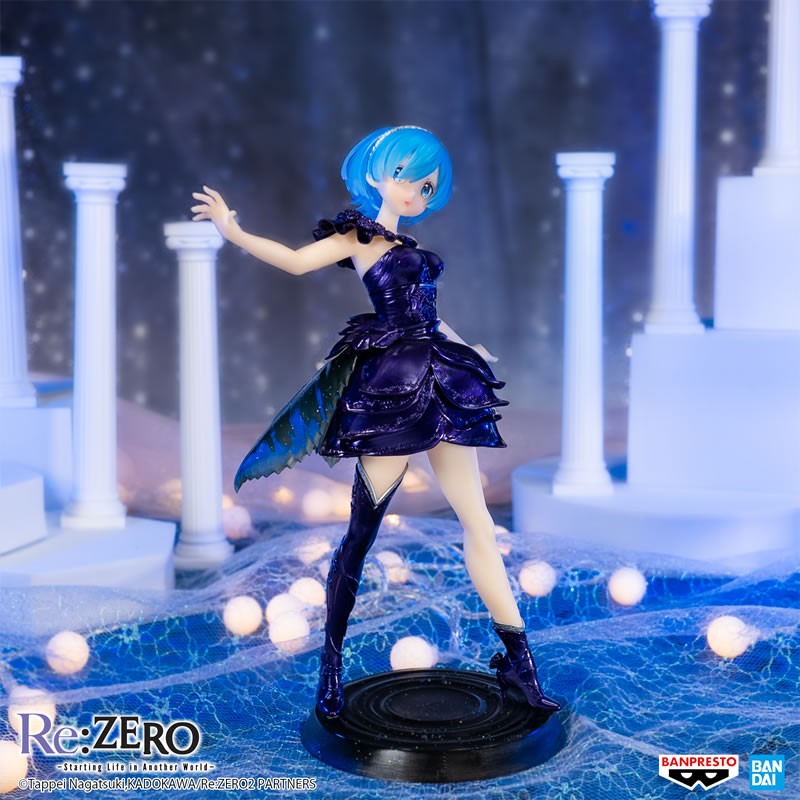 Vue 3/4 avant en plan d'ensemble de la Figure de Rem de Re:Zero - Starting Life in Another World se tenant en équilibre.