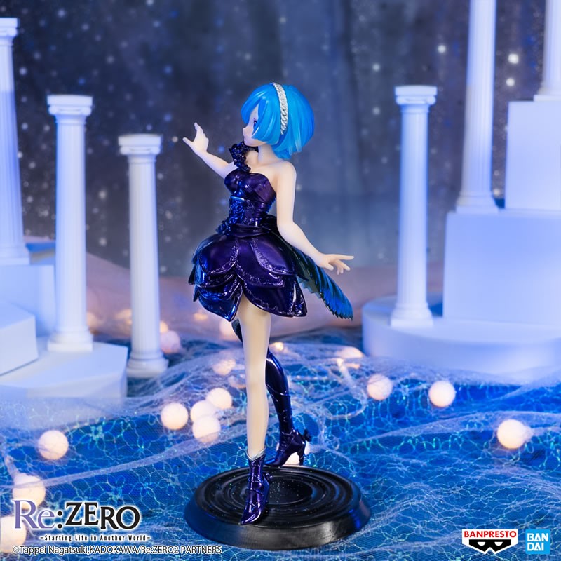 Vue 3/4 avant en plan d'ensemble de la figurine Rem de Re:Zero - Starting Life in Another World avec le bras droit tendu et le bras gauche étendu vers l'arrière.