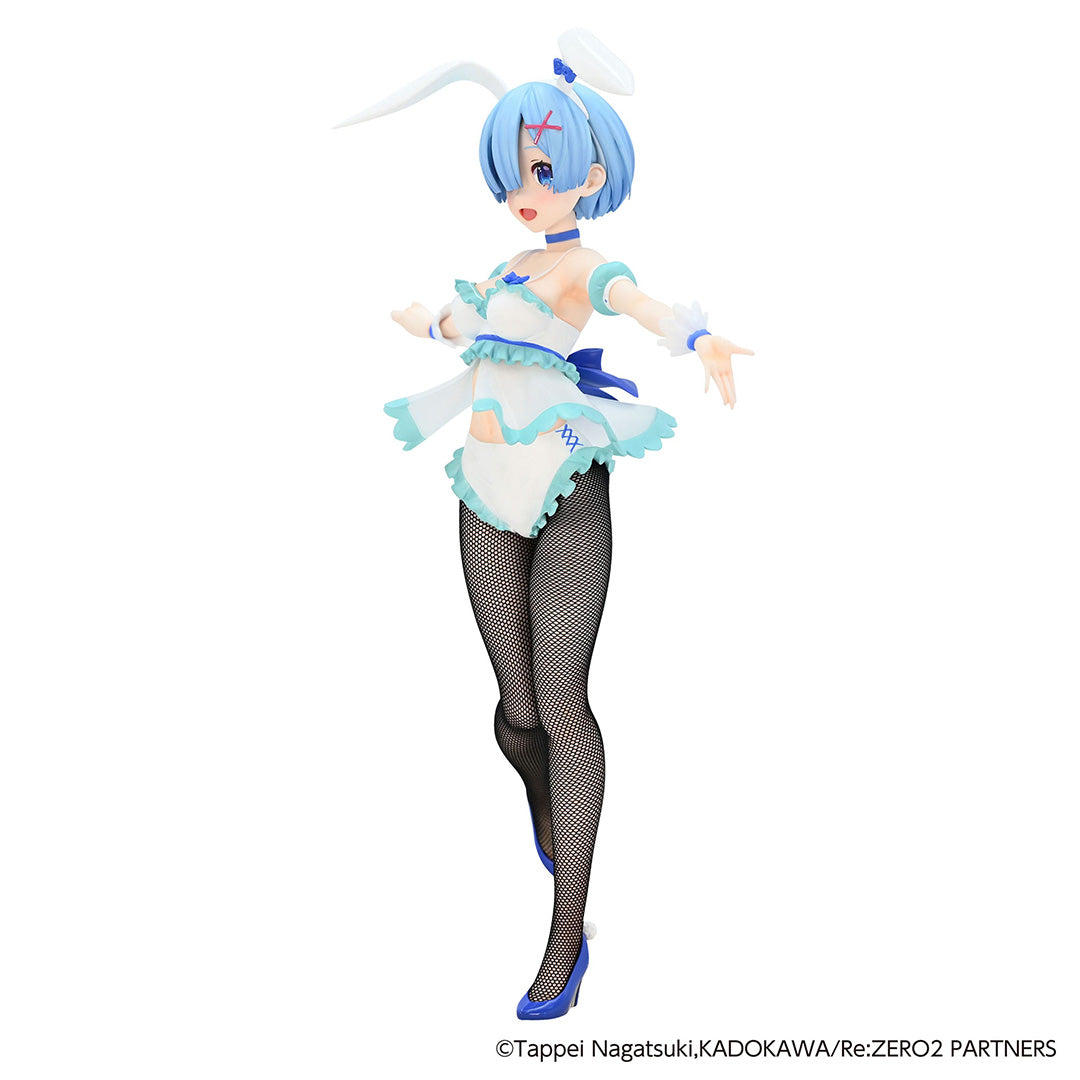 Vue 3/4 avant en plan d'ensemble de la figurine Bicute Bunnies de Rem de Re:Zero - Starting Life in Another World avec les bras légèrement écartés.