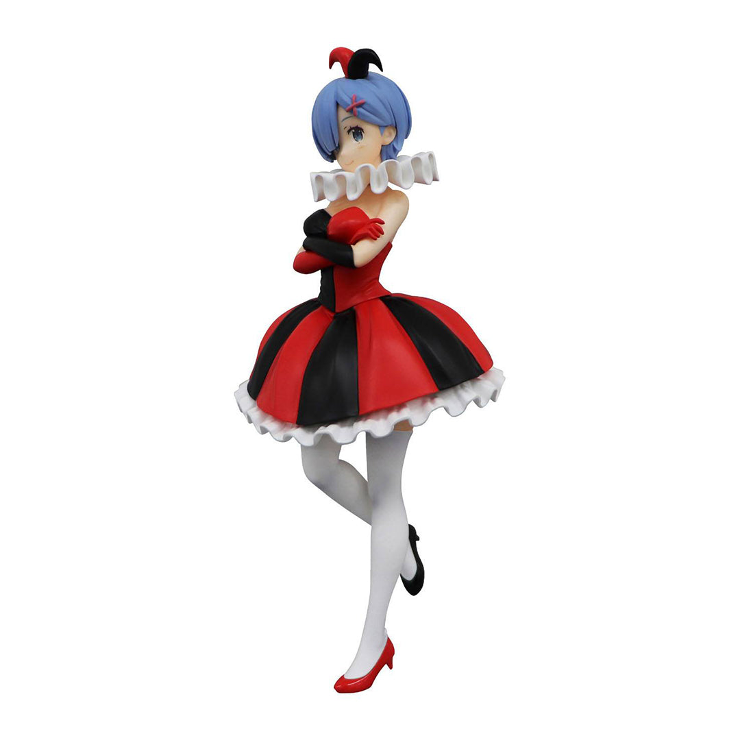 Vue 3/4 avant en plan d'ensemble de la figurine de Rem de Re:Zero - Starting Life in Another World les bras croisés.