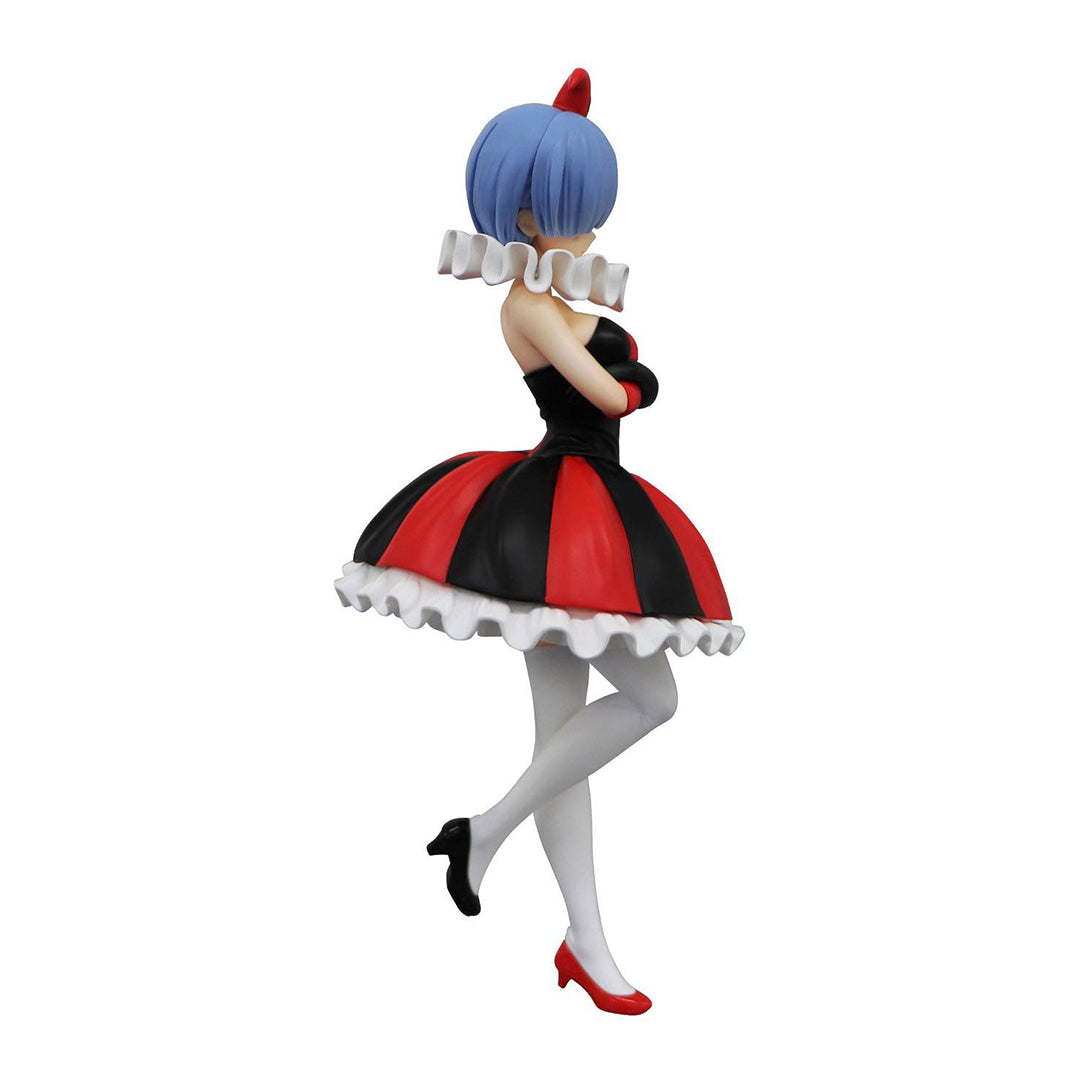 Vue latérale en plan d'ensemble de la figurine de Rem de Re:Zero - Starting Life in Another World se tenant debout bras croisés.