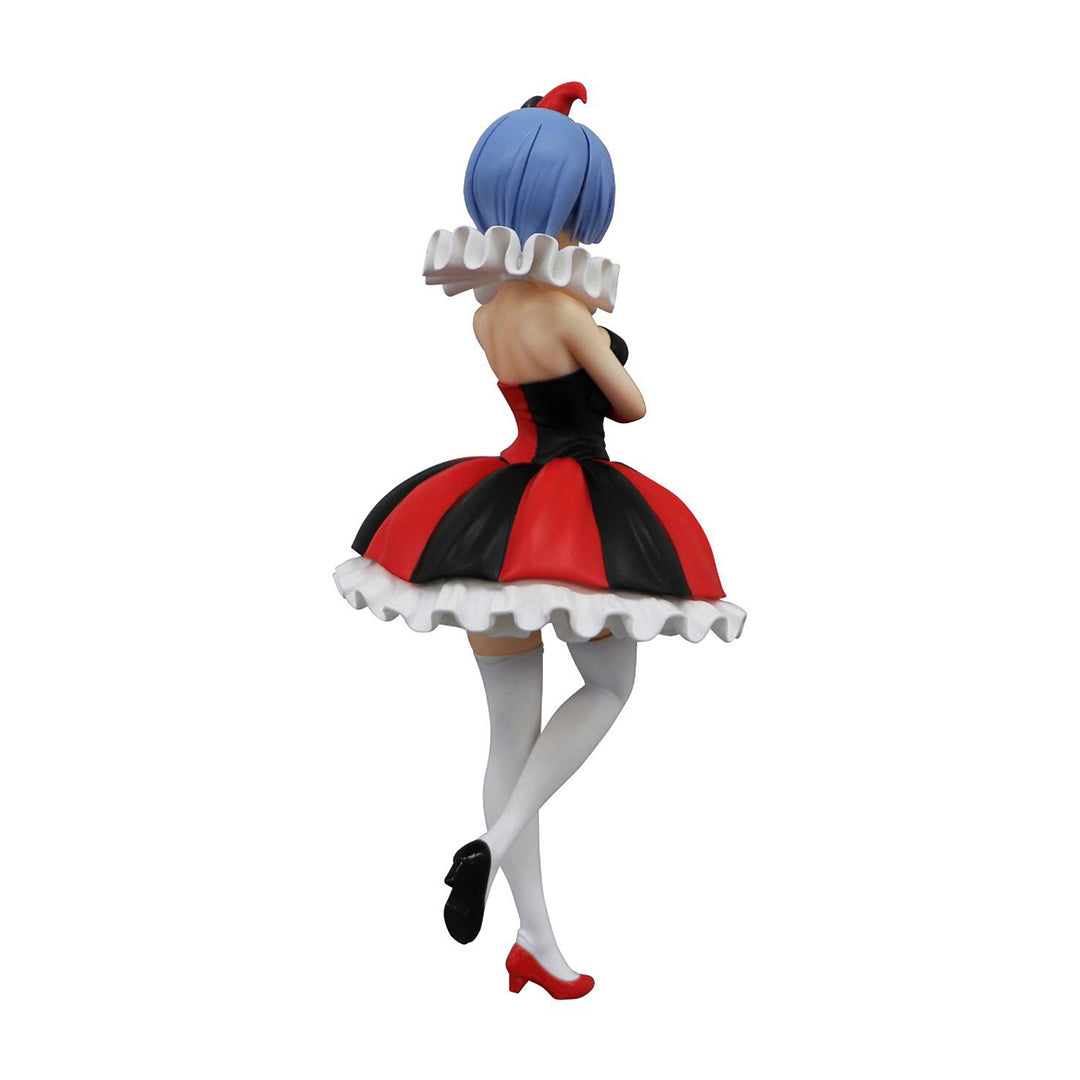Vue 3/4 arrière en plan d'ensemble de la figurine de Rem de Re:Zero - Starting Life in Another World.