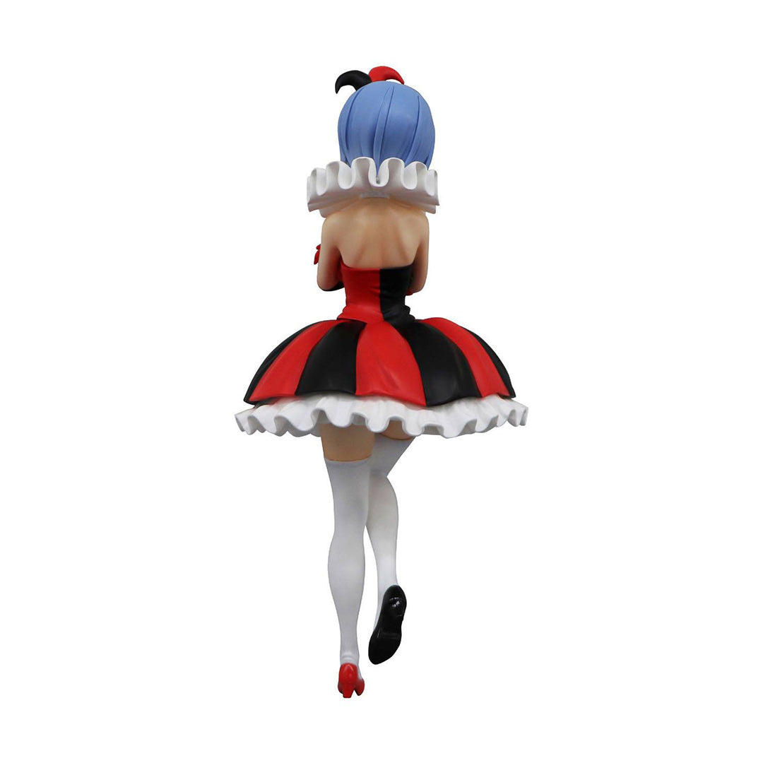 Vue arrière en plan d'ensemble de la figurine de Rem de Re:Zero - Starting Life in Another World se tenant debout.