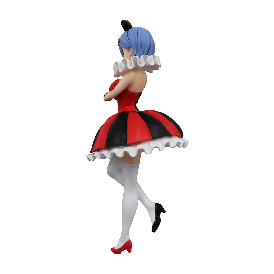 Vue latérale en plan d'ensemble de la figurine de Rem de Re:Zero - Starting Life in Another World se tenant sur une jambe.