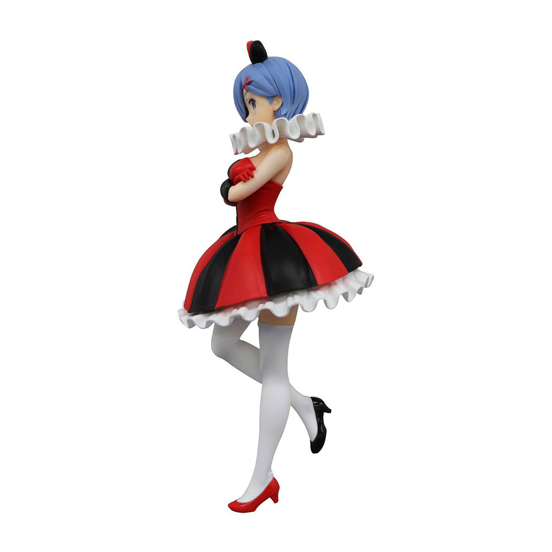 Vue latérale en plan d'ensemble de la figurine de Rem de Re:Zero - Starting Life in Another World se tenant sur une jambe.