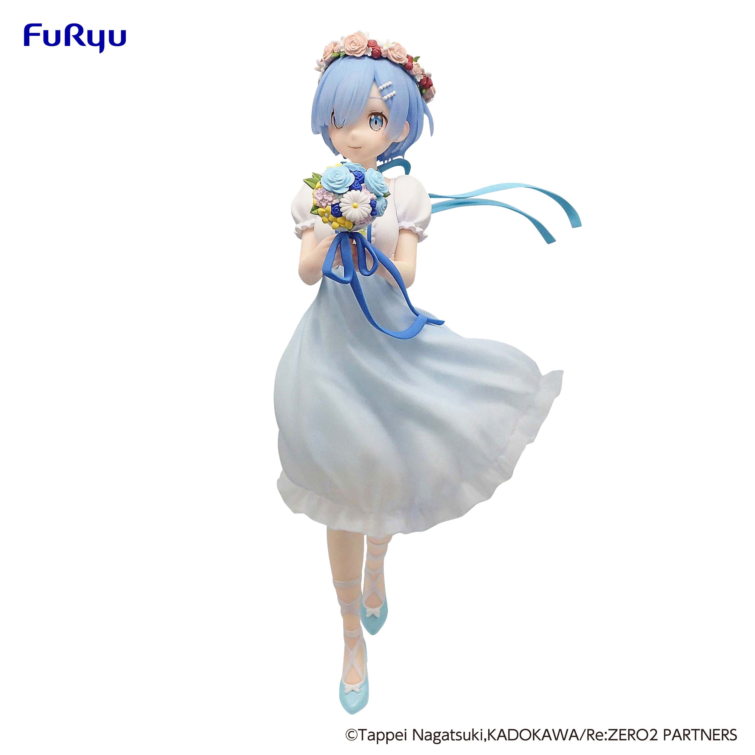 Vue de face en plan d'ensemble de la figurine de Rem de Re:Zero - Starting Life in Another World tenant un bouquet de fleurs.