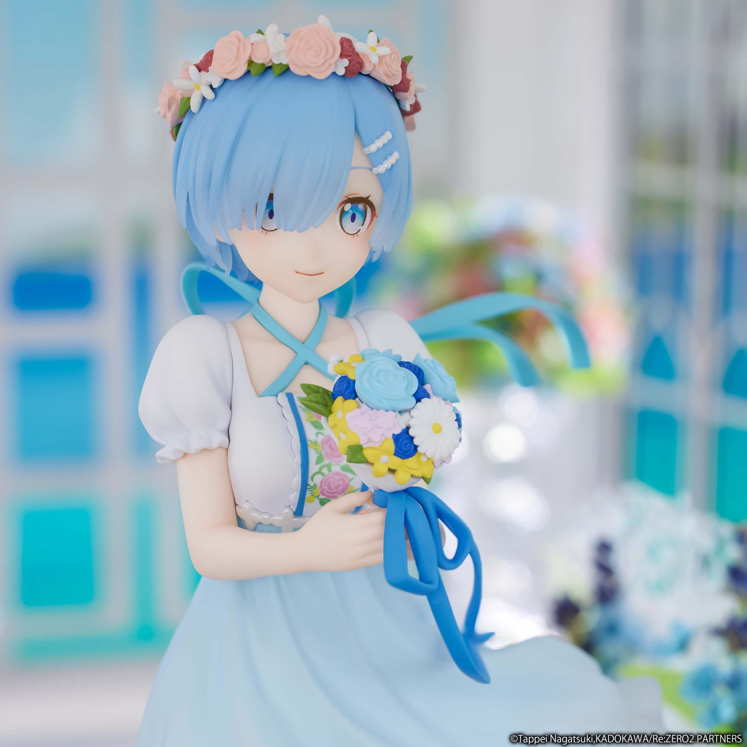 Vue 3/4 avant en plan moyen de la figurine de Rem de Re:Zero tenant un bouquet de fleurs.