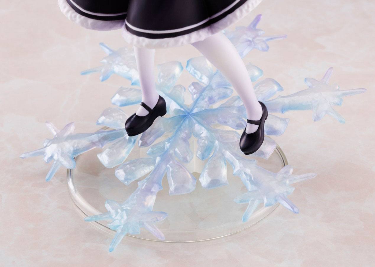 Vue légèrement plongeante en gros plan de la figurine de Rem de Re:Zero - Starting Life in Another World debout sur sa base.