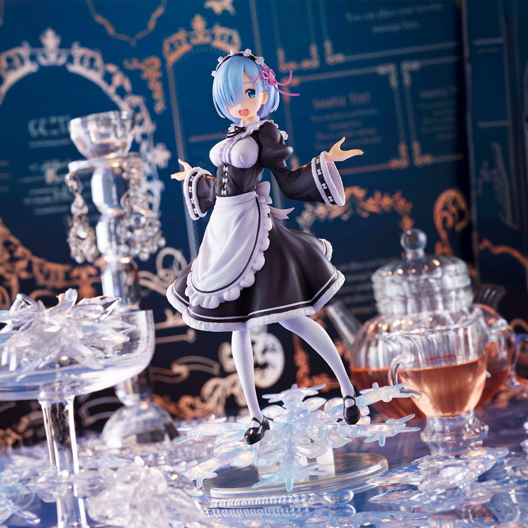 Vue 3/4 avant en plan d'ensemble de la Figure de Rem de Re:Zero - Starting Life in Another World avec les bras légèrement écartés.