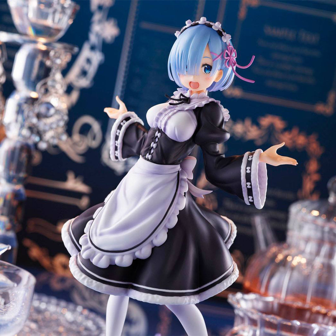 Vue 3/4 avant en plan d'ensemble de la figurine de Rem de Re:Zero - Starting Life in Another World effectuant un geste d'accueil.