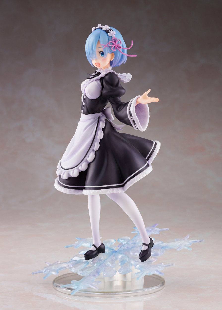 Vue 3/4 avant en plan d'ensemble de la figurine de Rem de Re:Zero - Starting Life in Another World en tenue de maid d'hiver, bras droit tendu.