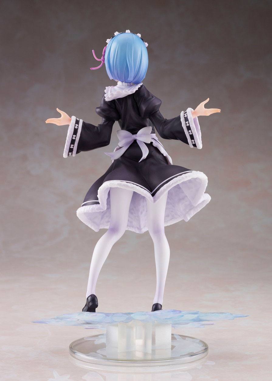 Vue arrière en plan d'ensemble de la figurine de Rem de Re:Zero - Starting Life in Another World en tenue de maid d'hiver, les bras tendus.