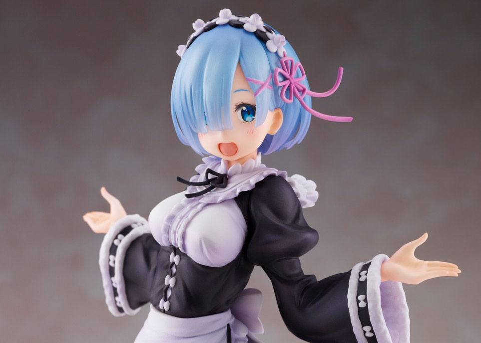 Vue 3/4 avant en plan moyen de la figurine de Rem de Re:Zero - Starting Life in Another World en tenue de maid d'hiver avec les bras écartés.