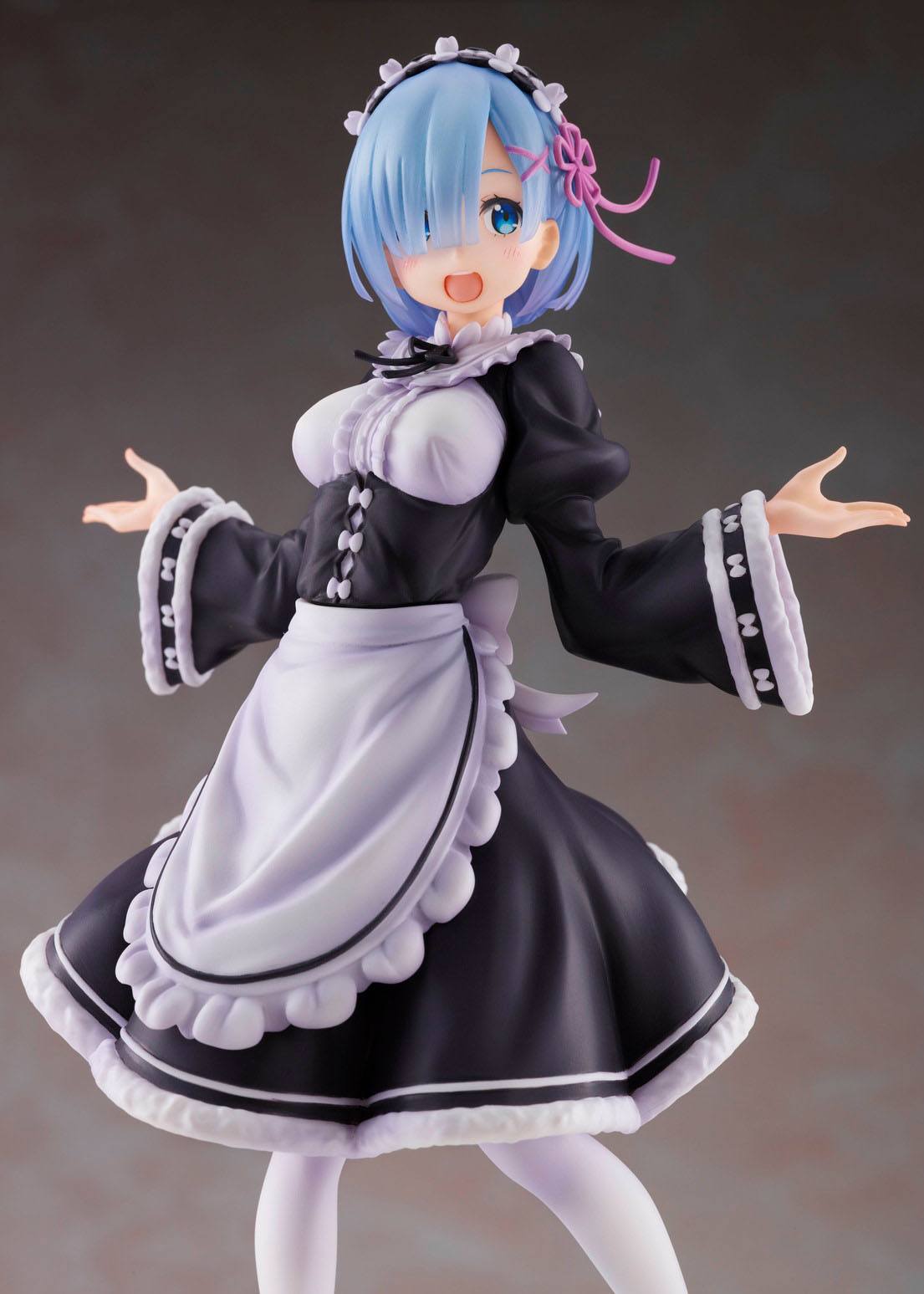 Vue 3/4 avant en plan d'ensemble de la figurine de Rem de Re:Zero - Starting Life in Another World effectuant un geste d'accueil.