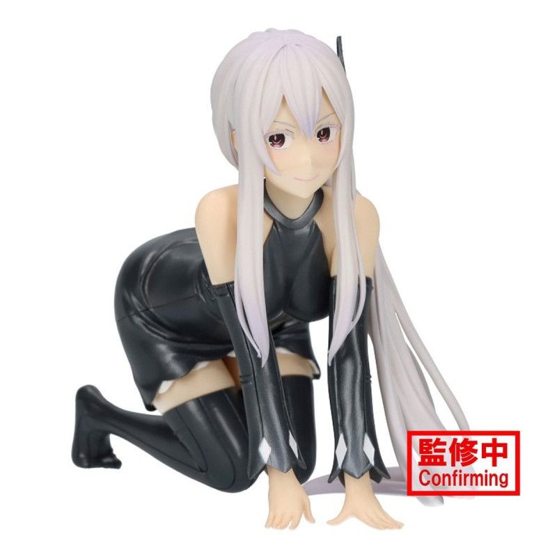 Vue de face en plan d'ensemble de la figurine d'Echidna de Re:Zero - Starting Life in Another World accroupie.