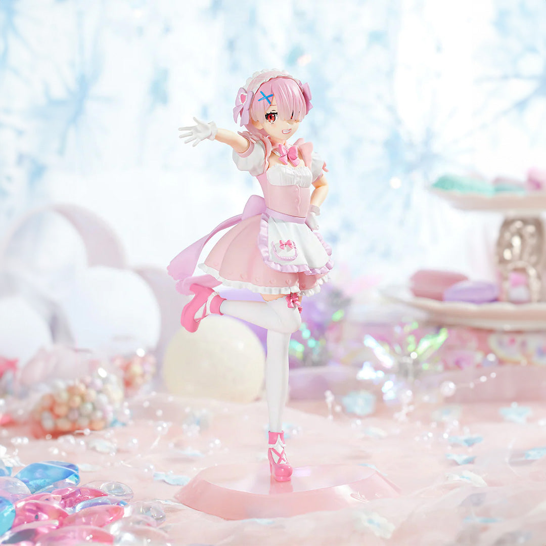 Vue 3/4 avant en plan d'ensemble de la figurine de Ram de Re:Zero - Starting Life in Another World se tenant sur une jambe.