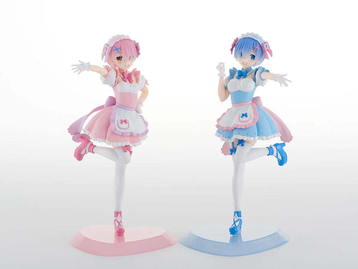 Vue 3/4 avant en plan d'ensemble des figurines de Ram et Rem de Re:Zero - Starting Life in Another World en tenue de maid, se tenant sur une jambe.