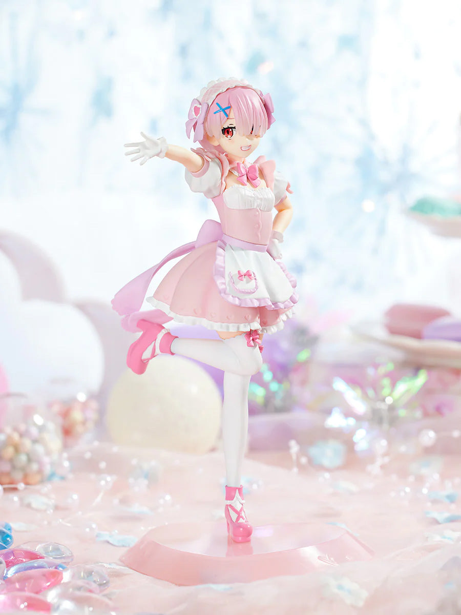 Vue 3/4 avant en plan d'ensemble de la figurine de Ram Yumekawa Maid de Re:Zero - Starting Life in Another World dans une pose de danse.