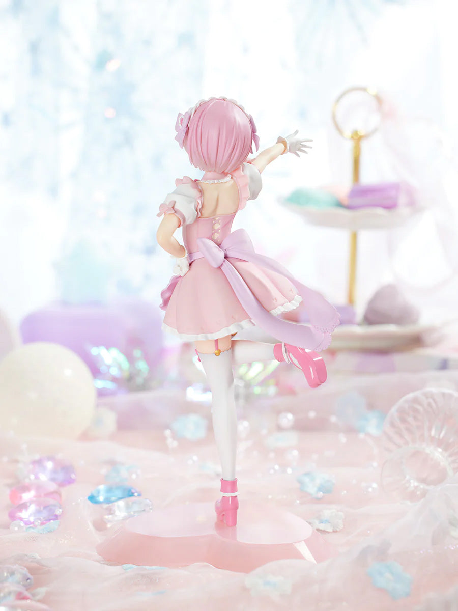 Vue 3/4 arrière en plan d'ensemble de la figurine de Ram de Re:Zero - Starting Life in Another World pointant vers le haut.