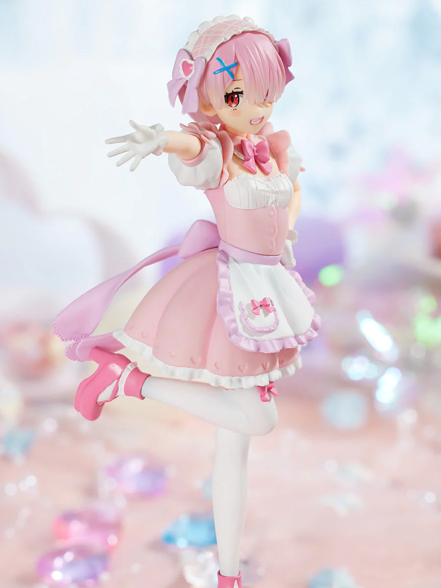 Vue 3/4 avant en plan d'ensemble de la figurine de Ram de Re:Zero - Starting Life in Another World dans une pose de danse.
